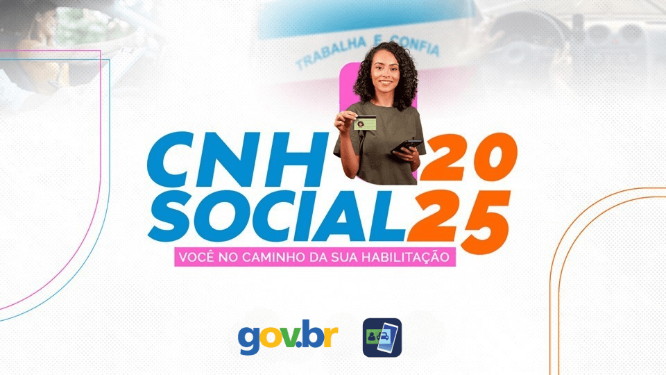 Mulher sorrindo segurando uma carteira de motorista, com o texto CNH Social 2025 ao lado.